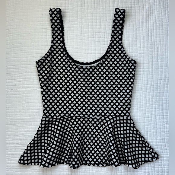 Bebe peplum sleeveless top -Size XS -Black and white geometric pattern - Picture 2 of 9